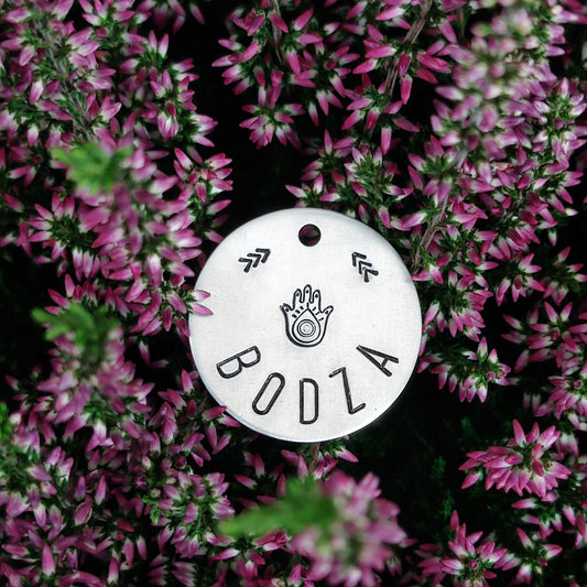 HAMSA – kézműves alumínium biléta (⌀30 mm)
