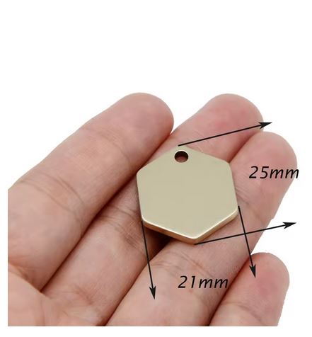 HEX MINI – kézzel kalapált sárgaréz kutyabiléta (25 × 21 mm)