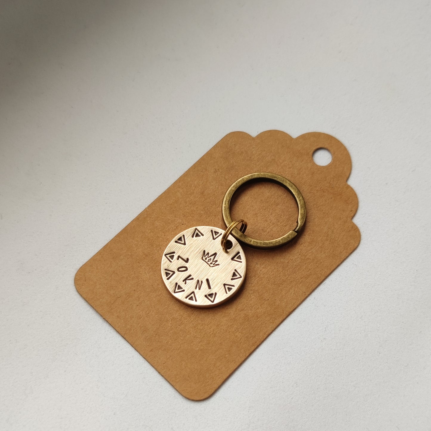 CROWNA – kézzel kalapált sárgaréz kutyabiléta (⌀25 mm)