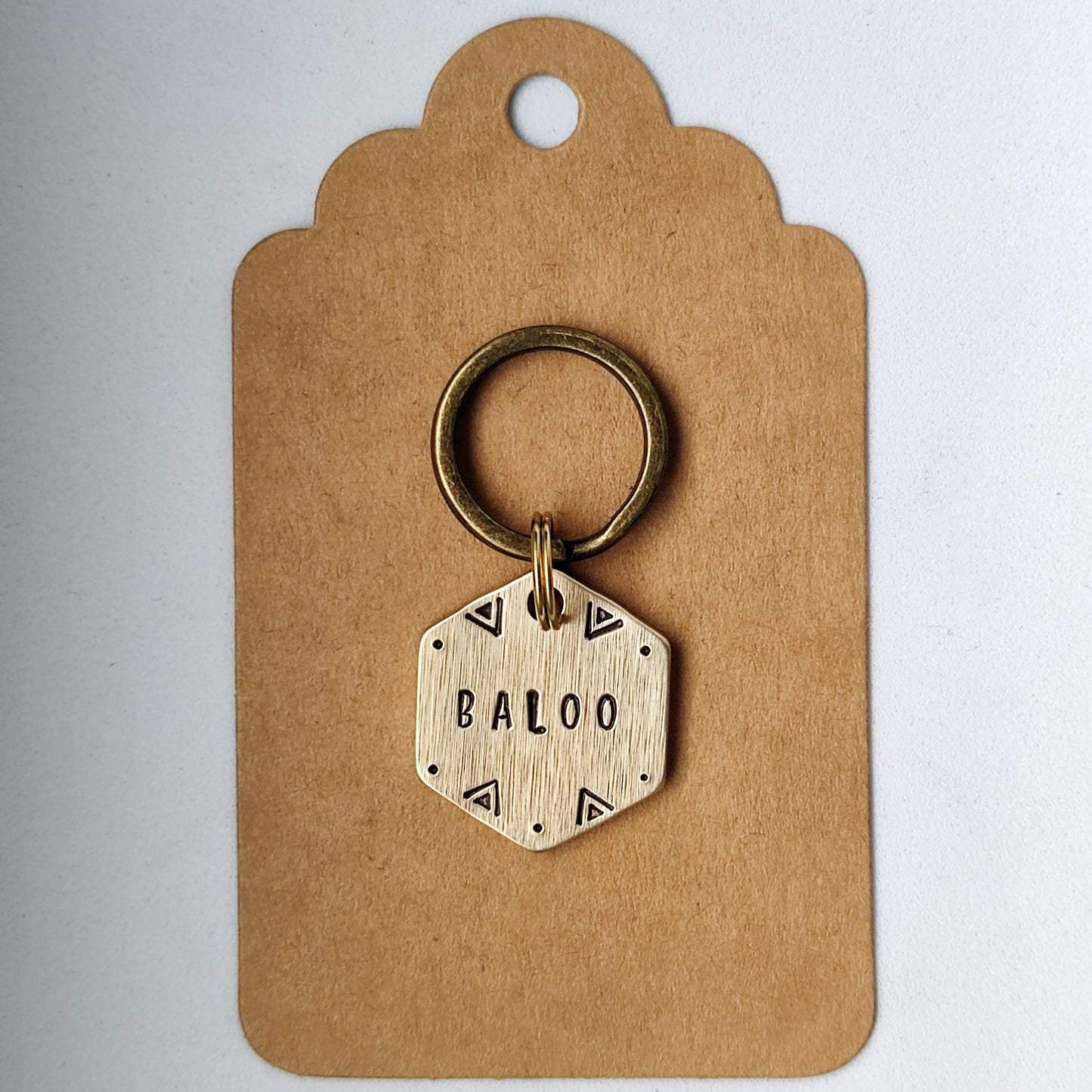 HEX MINI – kézzel kalapált sárgaréz kutyabiléta (25 × 21 mm)