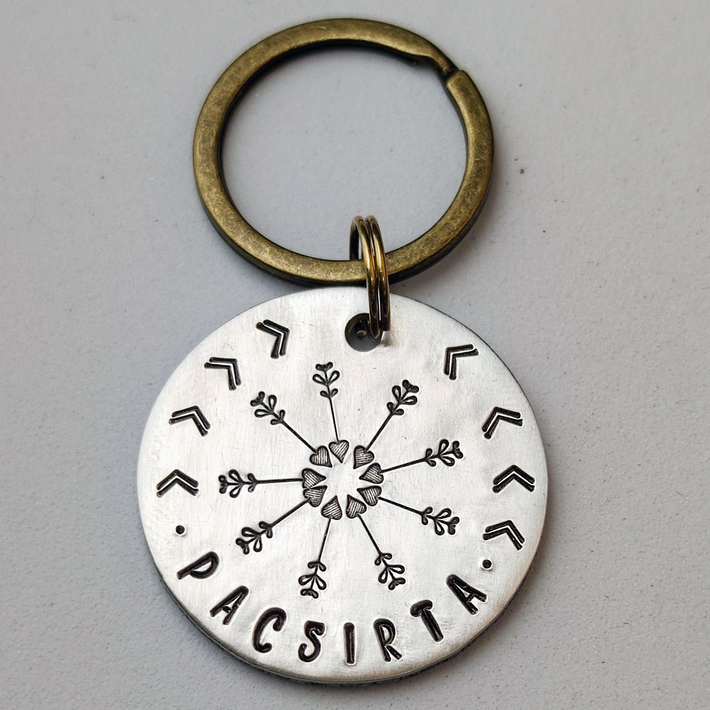 AIRA – kézműves alumínium biléta (⌀30 mm)