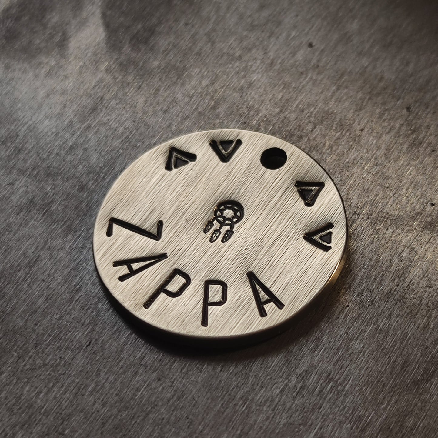 ZANA – kézműves sárgaréz kutyabiléta (⌀30 mm) (Másolat)