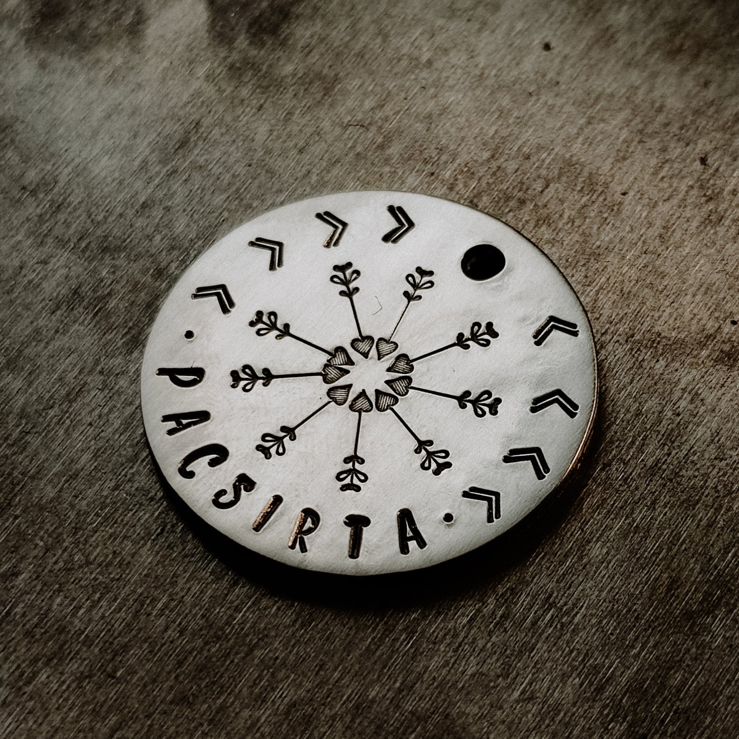 AIRA – kézműves alumínium biléta (⌀30 mm)