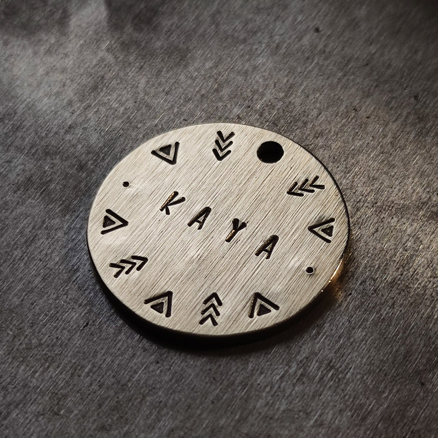 TOTEM – kézműves sárgaréz kutyabiléta (⌀30 mm)