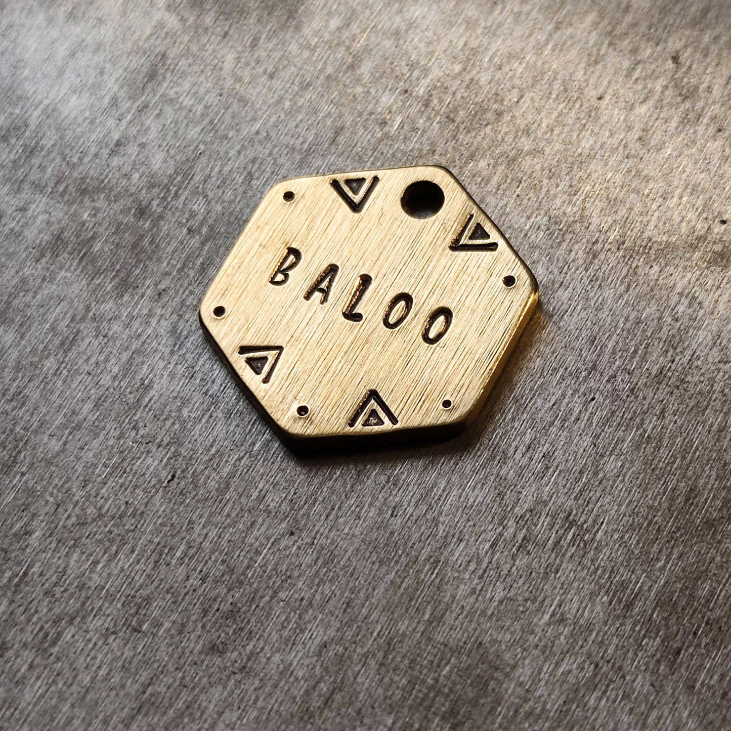 HEX MINI – kézzel kalapált sárgaréz kutyabiléta (25 × 21 mm)