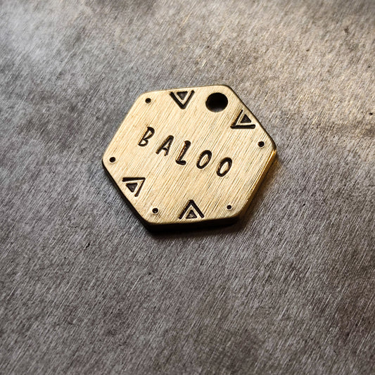 HEX MINI – kézzel kalapált sárgaréz kutyabiléta (25 × 21 mm)
