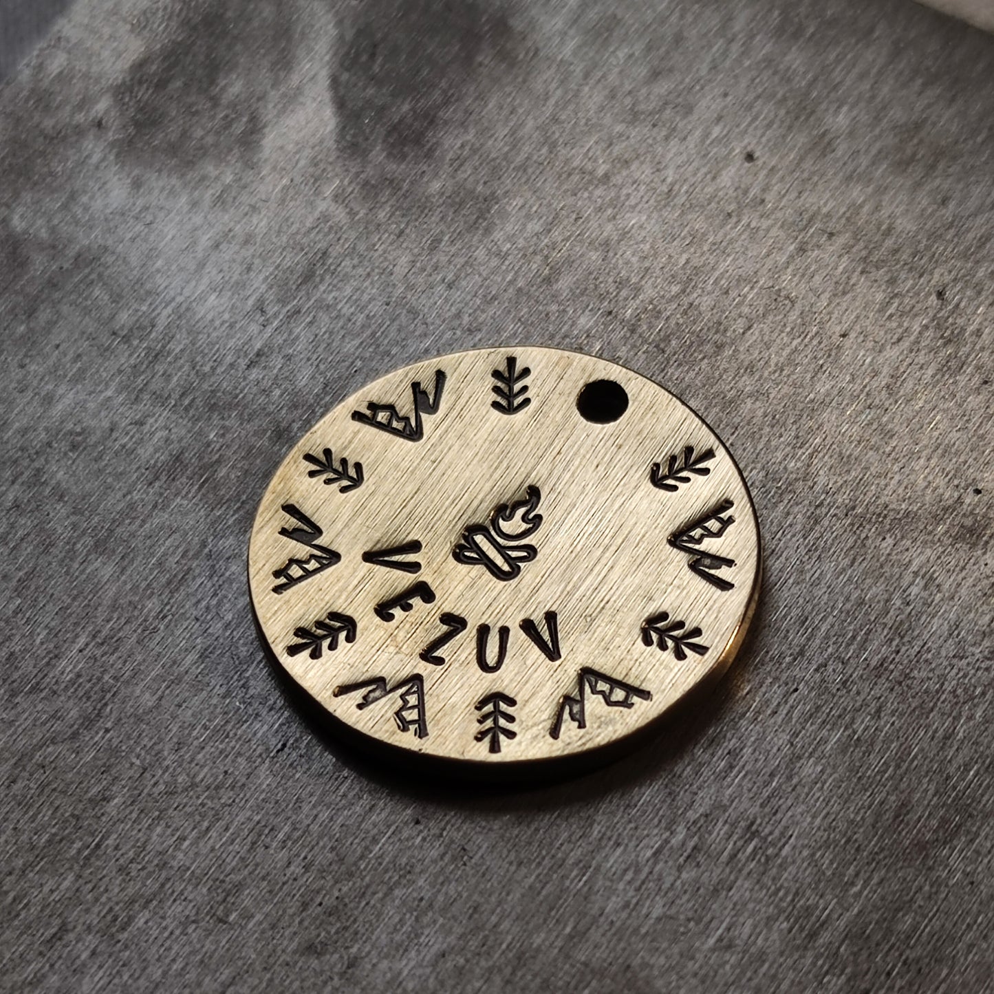FIRA – kézműves sárgaréz kutyabiléta (⌀30 mm)