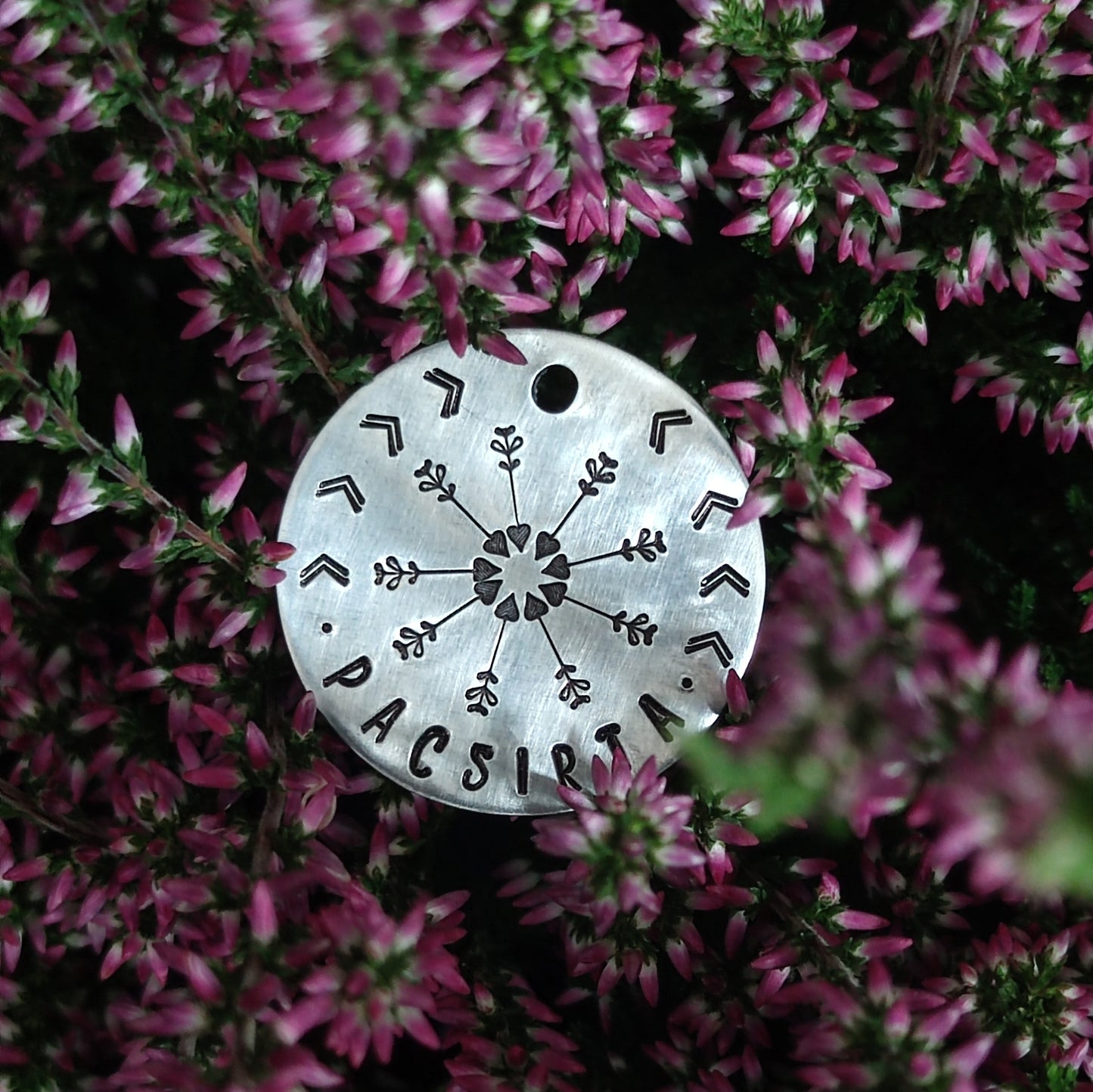 AIRA – kézműves alumínium biléta (⌀30 mm)