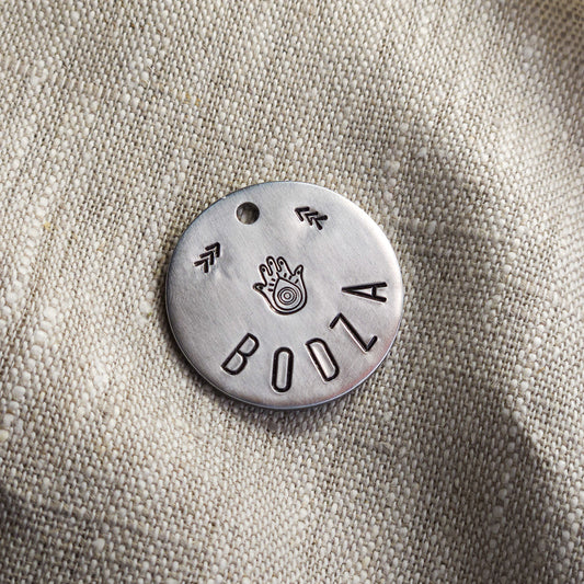 HAMSA – kézműves alumínium biléta (⌀30 mm)