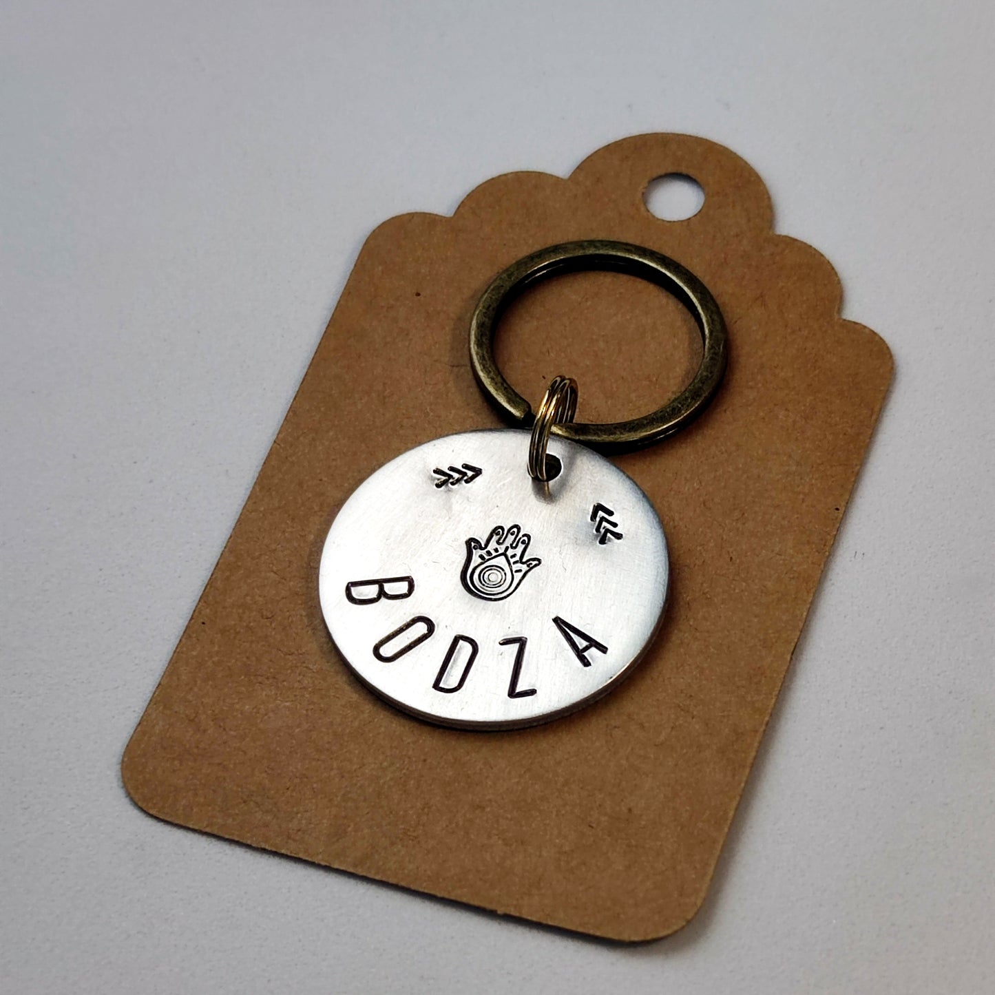 HAMSA – kézműves alumínium biléta (⌀30 mm)